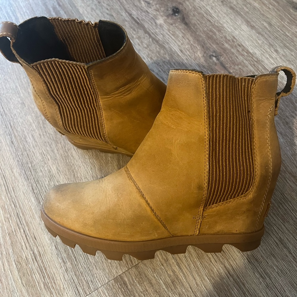 Joan of Arctic Wedge Boot - size 6